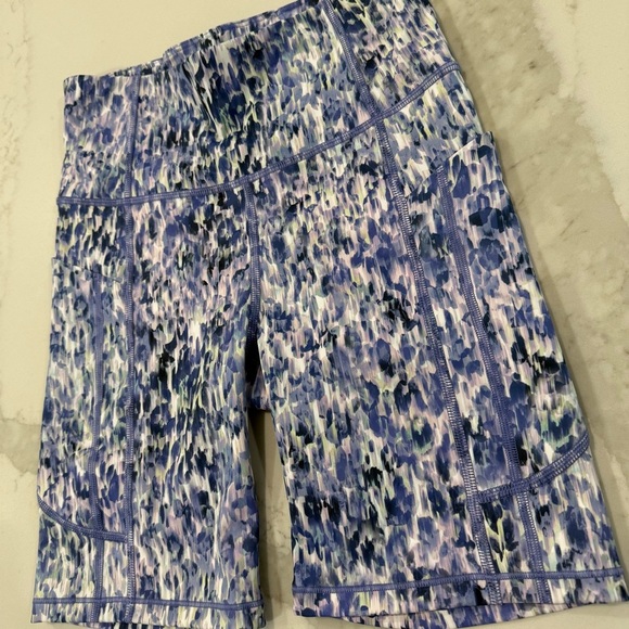 Athleta Ultimate Stash 7” Bike Shorts Women’s XS Flare Abstract Blue Activewear - Picture 2 of 7